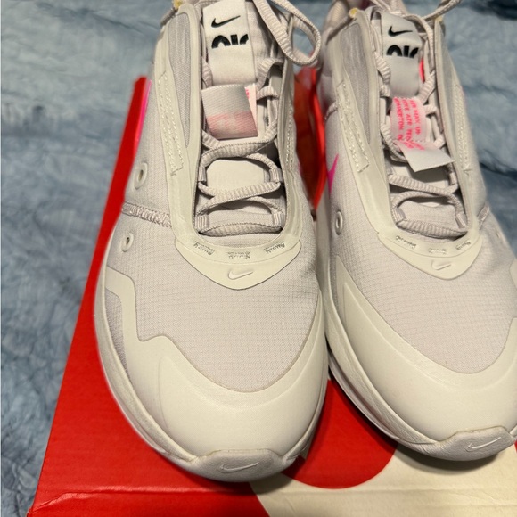 Nike Women's Sneakers - White and Pink - Picture 4 of 4